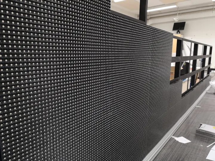 Jäähallin LED-kuution asennustyö