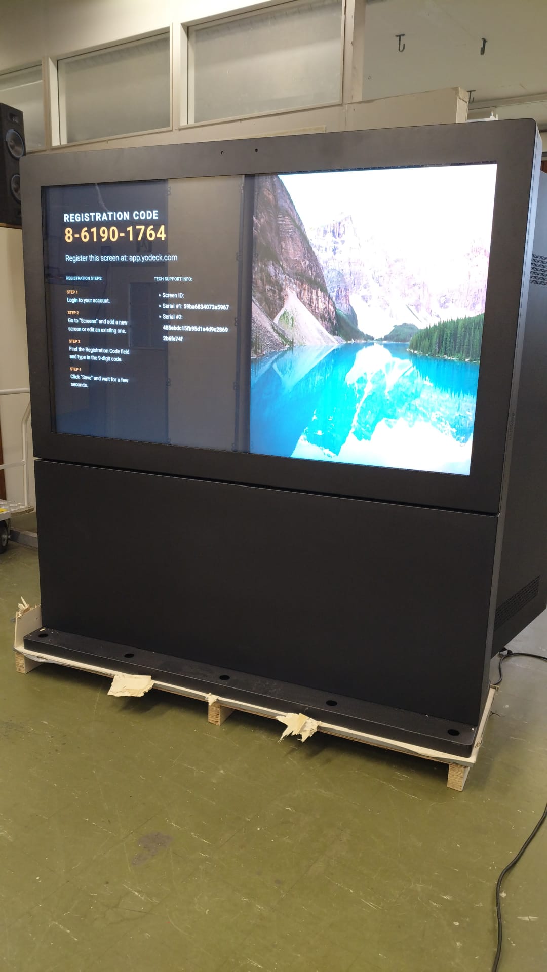 Ulkokäyttöön suunniteltu infonäyttökioski